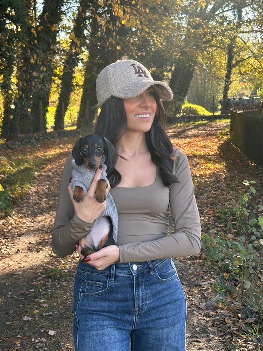 CAPRI taupe - Body col carré, manches longues, effet seconde peau.