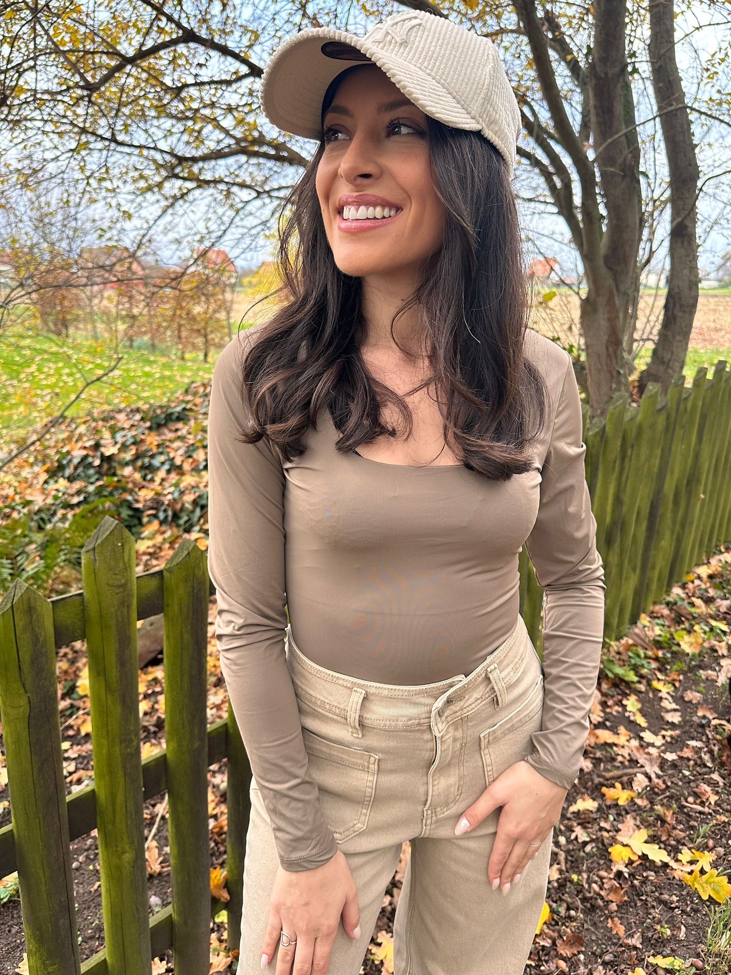 CAPRI taupe - Body col carré, manches longues, effet seconde peau.